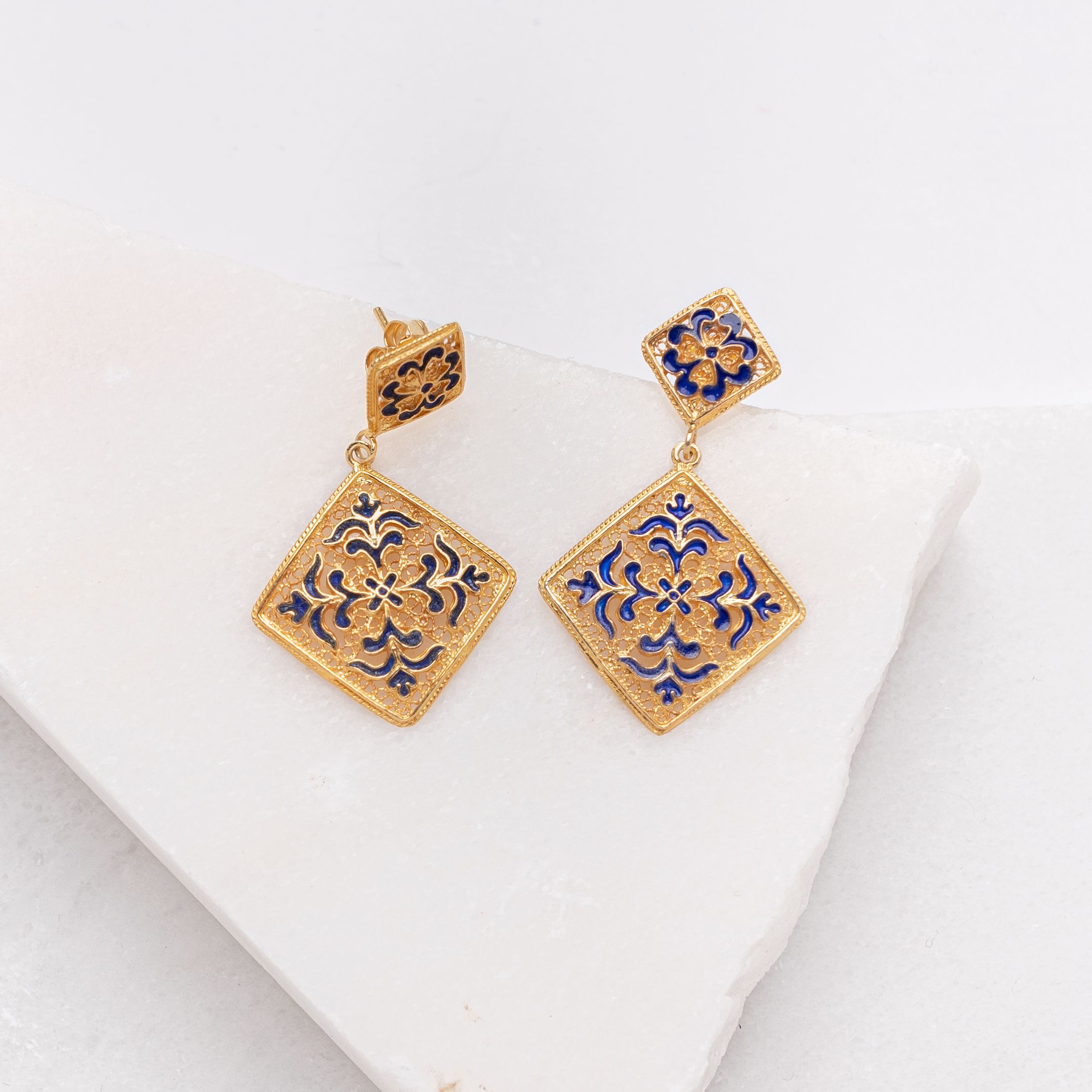 Brincos Losango Esmalte em Prata Dourada – Elegância Contemporânea