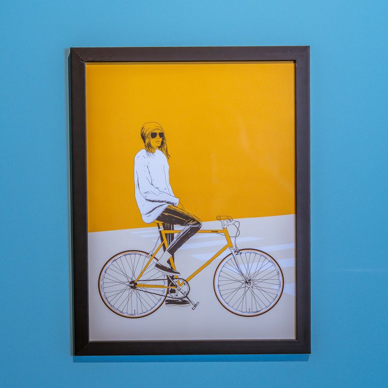 Ilustração “Yellow Bike” de The Red Wolf A3 (com Moldura)